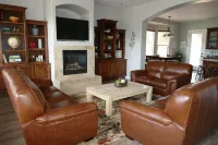 Private Home & Fenced POOL 32'x16', sleeps 15, Jacuzzi,  TV/Game rm, Play-Set Hotels in La Verkin