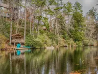 Mirror Lake Red Door Guest House-On Mirror Lake and 1.2 Miles from Main Street! Hotels in Highlands
