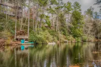 Mirror Lake Red Door Guest House-On Mirror Lake and 1.2 Miles from Main Street!