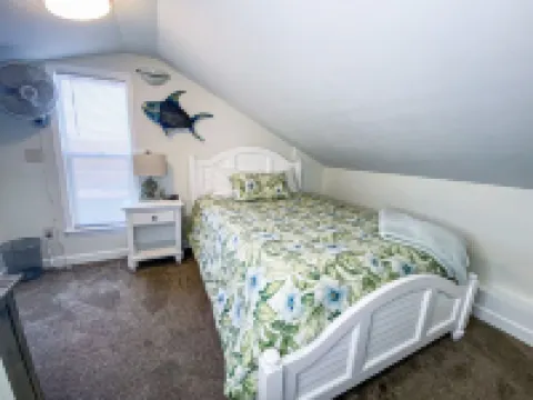 "SEASHELL" 4 Bedroom Home  Steps from Lake Erie Sleeps 13
