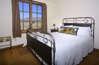 Unique 40 AC Horse Friendly Ranch Renovated 1850 Miners Cabin w/3000 SF Addition - 4つ星
