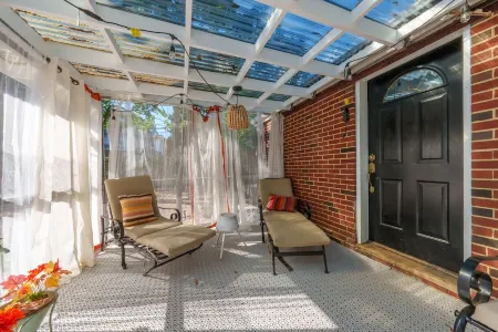 Prime Location, Private Loft Apartment. Well-Appointed for Comfort & Convenience