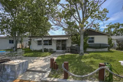 3 BR 2 Bath Salt Air Retreat on Deep Water Canal Minutes to the Gulf Hotels near Skeleton Key Marina