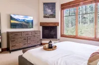 Luxury Condo, Close to Gondola, Private Hot Tub, Great Ski Access