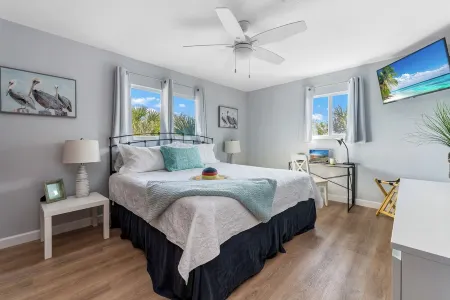 Majestic Sunsets on the Beach just 50 steps away + 2 King beds Отели в г. Манасота-Ки