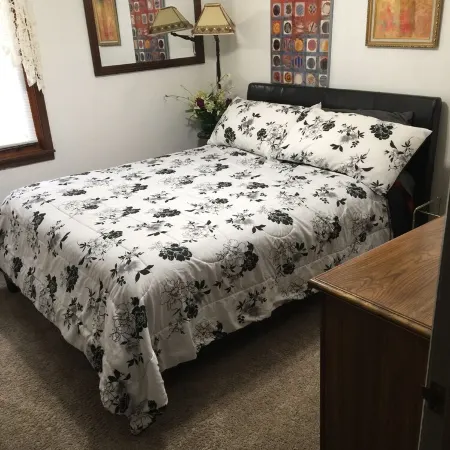 2 Bedroom, 1 Bath Apartment . Walk to Mayo, Trails, Parks, Shopping, Restaurants