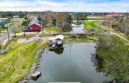 Spacious 5-bedroom house with WiFi, AC in charming Lafitte