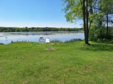 Lake Buffalo home, large lot, pet friendly 馬凱特縣酒店