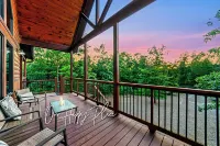 Family Retreat, 3 King Suites, Wine, Playground, Hot Tub, Fire Pit, Private!
