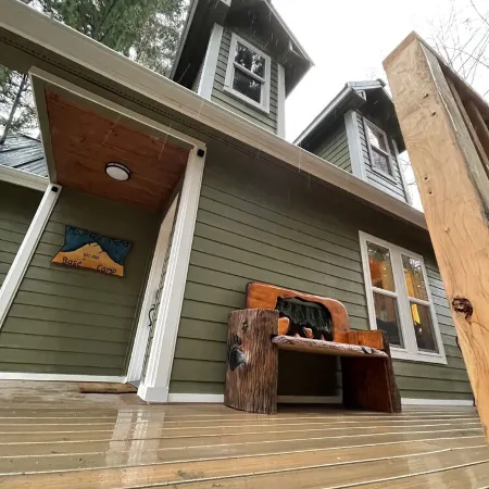 Mt Rainier One Bedroom + Loft Cabin with Hot Tub