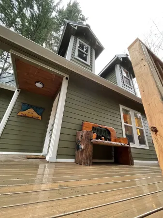 Mt Rainier One Bedroom + Loft Cabin with Hot Tub
