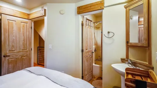 In-Town Townhome, Ski-in-Out. Walk to Everything - 2Bd-2.5BA, Laundry- Shuttle