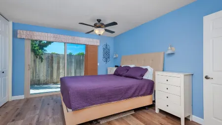 Cheerful Escape: Mountain Views, Fully Fenced, Game Room, Firepit, BBQ, & Office