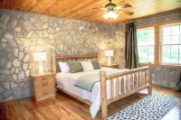 Life's a Beech: Charming 3,000sqft Cabin with Hot Tub, Fire Pit + Game Room! Hotels in der Nähe von Lees–McRae College