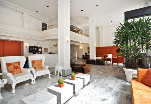 [Hotel Julian의 리모델링된 객실 전경]