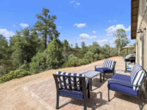 Watching Wildlife: Private Oasis for 4 w/ Patio, BBQ & Parking. Step Inside! โรงแรมในเพย์สัน