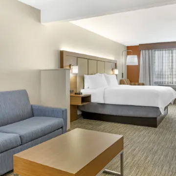 Holiday Inn Express & Suites LOUISVILLE SOUTH-HILLVIEW by IHG