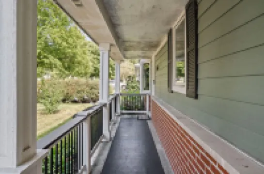 Peaceful Cozy Home with Well Equipped Kitchen, WiFi, & King Bed in St Charles