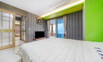 Geoje Island Jangmok Hawaii Pension (Caravan)