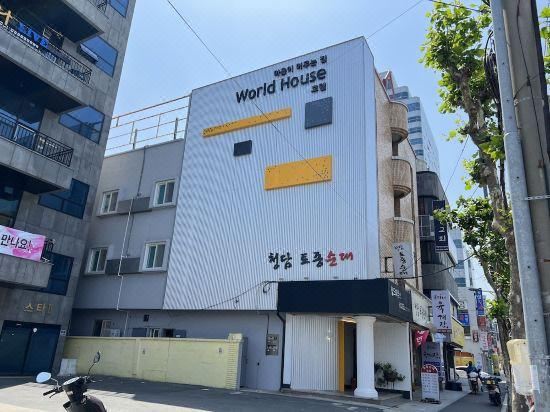 3. 월드하우스호텔..
