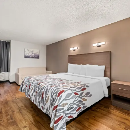 Red Roof Inn Charlotte - University Отели рядом с достопримечательностью «Торговый центр Tryon»