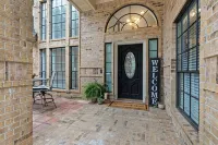 Gorgeous House on Golf Course with AC, WiFi, High Ceilings, Big Windows Hotels in Atascocita