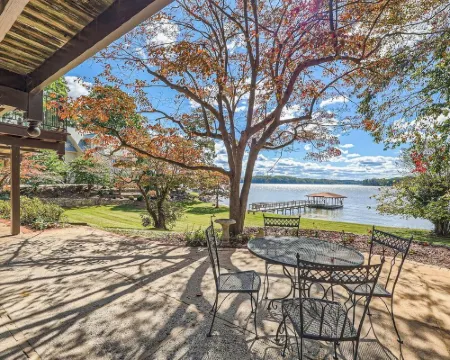 Dogwood Bay Hotels in Fallstown