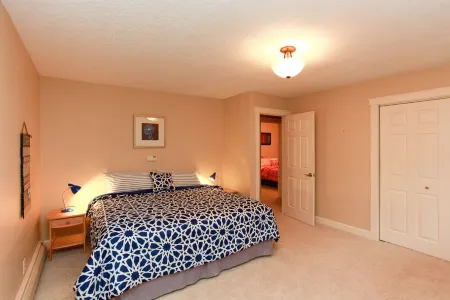 Glenn Retreat by the Lake