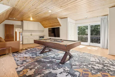 Stunning Waterfront Mansion w Pool n Hottub Отели в г. Мерсер Айленд