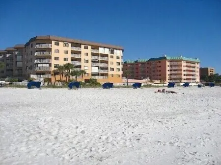 Gorgeous BeachPalms Getaway # 212 - Fall and Monthly specials!!! Отели рядом с достопримечательностью «Тики Гарденс - Индиан-Шорс Бич Аксесс»