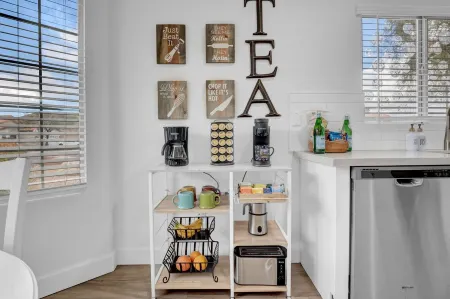 Cactus Cove: 3-Bedroom Lakefront Home w/ Pool, EV Charger in Arrowhead Lakes. Отели рядом с достопримечательностью «The Legend at Arrowhead»