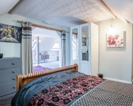 The Penthouse - 1 Bedroom Penthouse - Milford Haven Hotels in Milford Haven