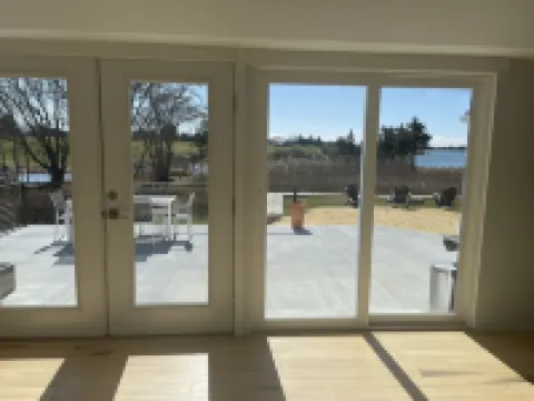 Private chic waterfront retreat-newly renovated