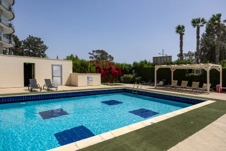 Marathon Beach Apartment with Shared Pool Отели в г. Агиос Тихонас