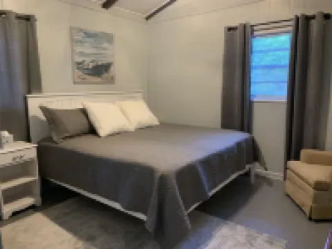 Renovated Cabin on 300 ft Waterfront (Pet Friendly)