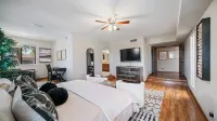 Luxury Retreat!! Heated Pool, Hot tub, grill and close to Everything!