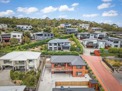 4 Bedroom House - Gorgeous View Отели рядом с достопримечательностью «Парк Креморн Апекс»