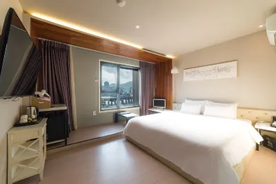 Hotel Bridge Hotels in Yeongdo