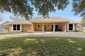 Cozy Pet-Friendly Unit, Seasonal Pool & Fireplace, Sleeps 8