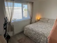 Prestatyn 2-Bed Bungalow Sleeps 5 with Hot Tub