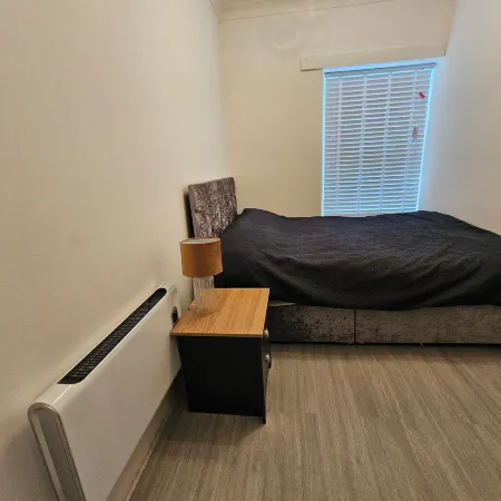 Stylish 1 Bedroom Flat Near Bridgend Town Centre