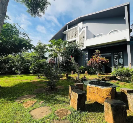 MeGarden Daknong Отели в г. Зянгиа