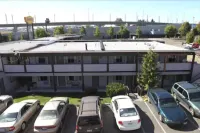 Seatac Inn - parking