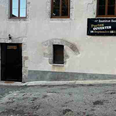 prestigieuse résidence - parking Hotel Exterior