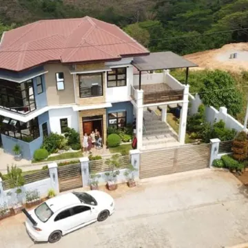 Villa - Sleeps 10 - Communal Pool - Parking