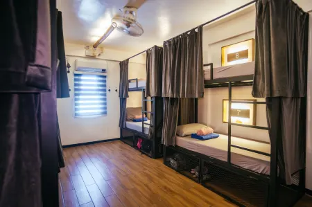 Outpost Beach Hostel - Adults Only