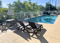 Days Inn by Wyndham Melbourne - Pools