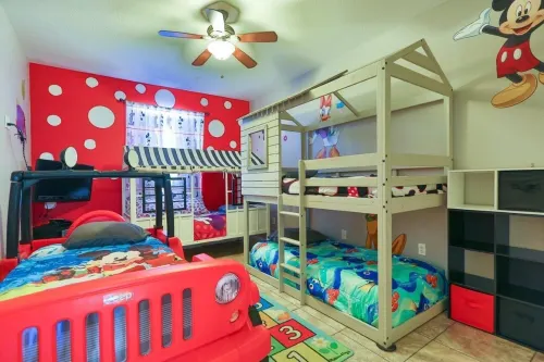 Windsor Hills Condo w/all things Mickey. Pool/Waterpark and minutes from Disney!