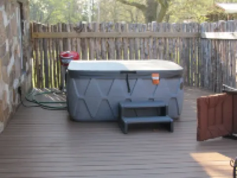 Restored rock house with hot tub and beautiful private deck. 拉蒂默縣酒店