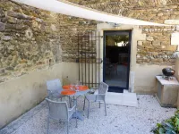 comfortable cottages in character farmhouse located in Drôme Provençal Hotels in Grillon